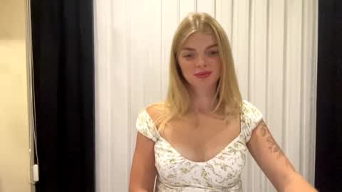 Snapshot of sweet_sinn_ chatting on September 19, 8:56 pm Mira online show from September 19, 8:56 pm