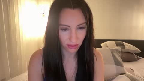 Annaleseee online show from November 24, 1:32 pm