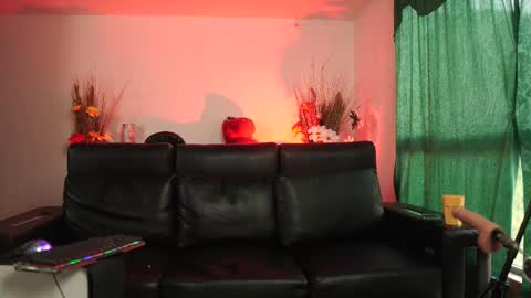 Salom independent model online show from October 16, 9:35 pm