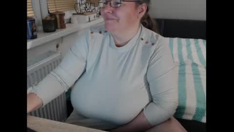 Sweetboobs85h online show from January 11, 6:36 pm