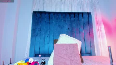 Mia online show from November 11, 11:56 am