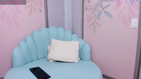 Snapshot of sweetgirl4u_ chatting on February 13, 10:12 am MIA  online show from February 13, 10:12 am