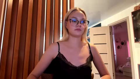 Mia online show from August 9, 3:06 pm