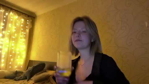 Mia online show from April 30, 6:24 pm