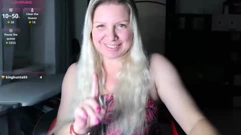Snapshot of tasha__moon chatting on October 22, 4:52 pm Tasha Moon online show from October 22, 4:52 pm