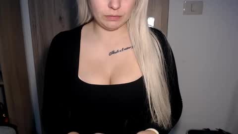 Teeyara  online show from December 14, 7:47 am