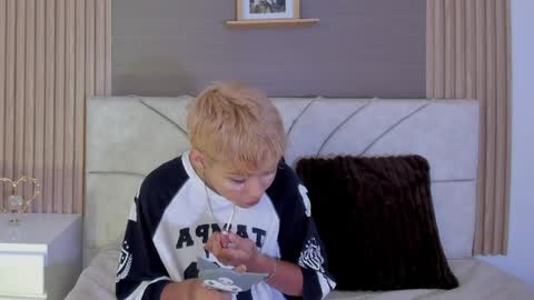 Estefani online show from April 11, 1:15 pm