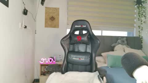 Snapshot of thaeltaylor chatting on October 19, 10:14 pm  Thael online show from October 19, 10:14 pm