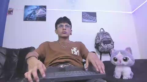 Snapshot of the_weed_guys chatting on December 13, 1:15 am Danny online show from December 13, 1:15 am