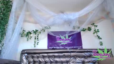 Snapshot of thebeejayshow chatting on December 4, 10:02 pm TheBeeJayShow online show from December 4, 10:02 pm