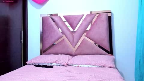 TheChicaNextDoor  online show from March 15, 12:15 am