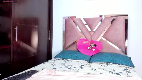 TheChicaNextDoor  online show from April 8, 11:08 pm