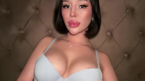 Elle  dont forget to folloW me and thumbs up online show from March 11, 9:45 am