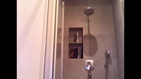 Snapshot of thenewdude1992 chatting on October 6, 10:27 pm thenewdude1992 online show from October 6, 10:27 pm
