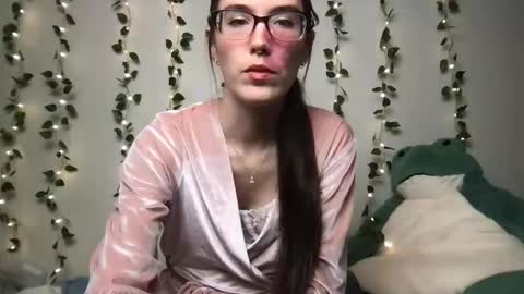 thistlefernsby online show from November 25, 4:22 am