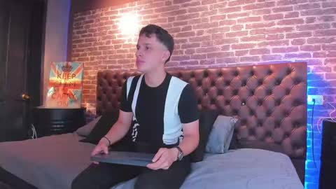 Snapshot of thomas_may4rs chatting on February 20, 4:18 am ---Thomas--- online show from February 20, 4:18 am