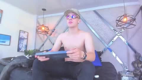 Snapshot of thomas_may4rs chatting on February 25, 4:24 am ---Thomas--- online show from February 25, 4:24 am