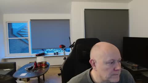 thomash32 online show from December 22, 2:57 pm