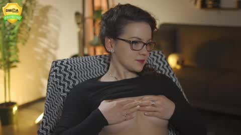 tiffanyriox online show from January 8, 1:44 am