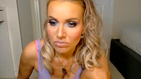 tinkerbell822 online show from March 19, 9:37 am