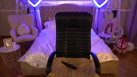 TinkerrBelll online show from March 12, 3:40 pm