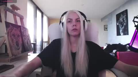 Snapshot of tinykylie chatting on September 13, 10:12 pm stage Kylie Sinner brand CLITBAIT online show from September 13, 10:12 pm