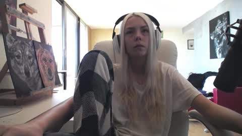 Snapshot of tinykylie chatting on October 4, 4:49 pm stage Kylie Sinner brand CLITBAIT online show from October 4, 4:49 pm
