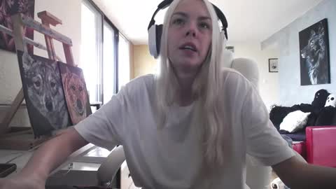 Snapshot of tinykylie chatting on October 8, 7:09 pm stage Kylie Sinner brand CLITBAIT online show from October 8, 7:09 pm