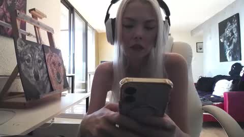 Snapshot of tinykylie chatting on October 6, 6:15 pm stage Kylie Sinner brand CLITBAIT online show from October 6, 6:15 pm