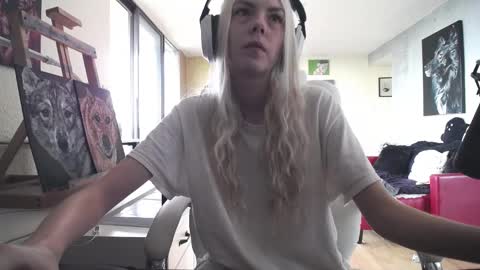 Snapshot of tinykylie chatting on October 5, 4:58 pm stage Kylie Sinner brand CLITBAIT online show from October 5, 4:58 pm