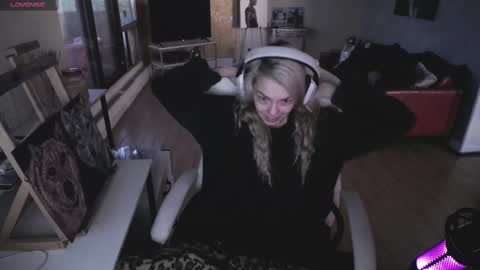 Snapshot of tinykylie chatting on September 12, 9:33 am stage Kylie Sinner brand CLITBAIT online show from September 12, 9:33 am