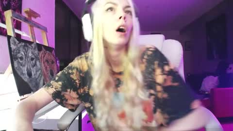 Snapshot of tinykylie chatting on September 28, 11:03 pm stage Kylie Sinner brand CLITBAIT online show from September 28, 11:03 pm