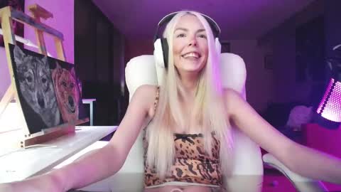 Snapshot of tinykylie chatting on October 2, 5:06 am stage Kylie Sinner brand CLITBAIT online show from October 2, 5:06 am