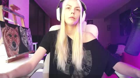 Snapshot of tinykylie chatting on September 25, 1:34 am stage Kylie Sinner brand CLITBAIT online show from September 25, 1:34 am