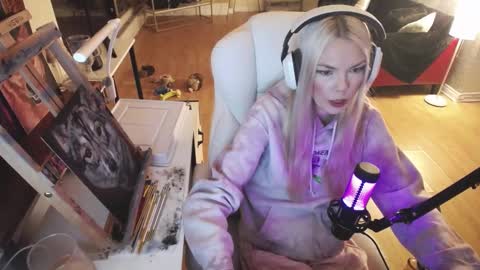 Snapshot of tinykylie chatting on February 23, 11:58 pm stage Kylie Sinner brand CLITBAIT online show from February 23, 11:58 pm