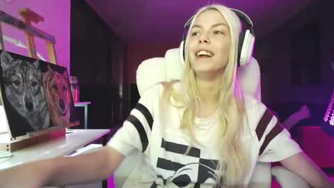 Snapshot of tinykylie chatting on October 15, 7:21 am stage Kylie Sinner brand CLITBAIT online show from October 15, 7:21 am