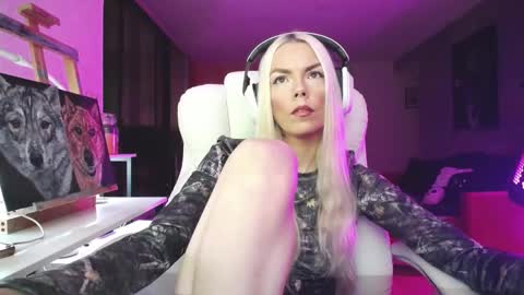 Snapshot of tinykylie chatting on October 18, 7:45 am stage Kylie Sinner brand CLITBAIT online show from October 18, 7:45 am