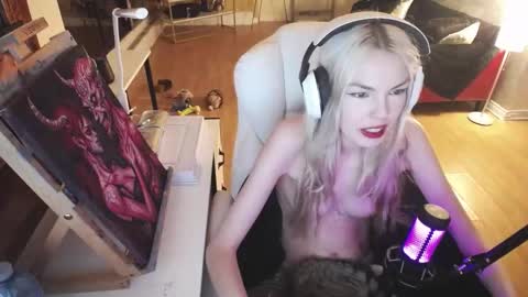 Snapshot of tinykylie chatting on February 24, 10:58 pm stage Kylie Sinner brand CLITBAIT online show from February 24, 10:58 pm