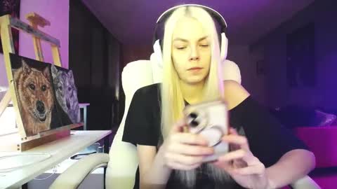 Snapshot of tinykylie chatting on September 24, 1:23 am stage Kylie Sinner brand CLITBAIT online show from September 24, 1:23 am