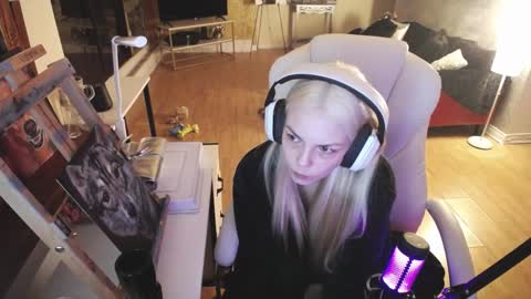 Snapshot of tinykylie chatting on February 26, 12:41 am stage Kylie Sinner brand CLITBAIT online show from February 26, 12:41 am