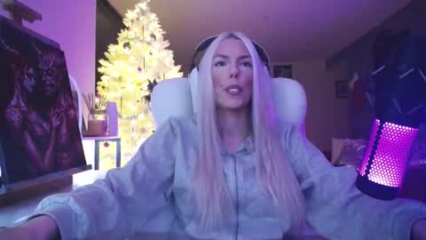 stage Kylie Sinner  brand CLITBAIT online show from December 20, 9:55 pm