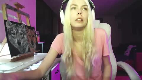 Snapshot of tinykylie chatting on October 17, 7:34 am stage Kylie Sinner brand CLITBAIT online show from October 17, 7:34 am