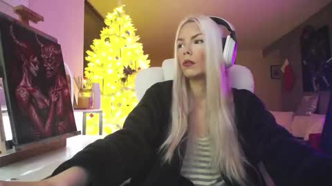 stage Kylie Sinner  brand CLITBAIT online show from December 21, 10:16 pm