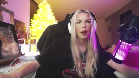 stage Kylie Sinner  brand CLITBAIT online show from January 18, 4:21 am