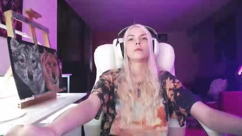 Snapshot of tinykylie chatting on September 30, 11:15 pm stage Kylie Sinner brand CLITBAIT online show from September 30, 11:15 pm