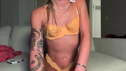 tinytayy online show from May 7, 3:35 am