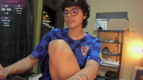 Snapshot of tokyo_uwu chatting on December 26, 11:32 am sofi 3 online show from December 26, 11:32 am