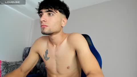 Snapshot of tom_walton chatting on January 21, 5:51 pm tom online show from January 21, 5:51 pm