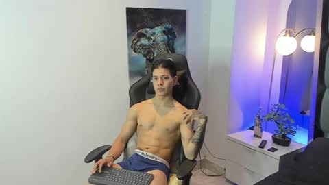 tony_petrov online show from September 26, 7:49 am