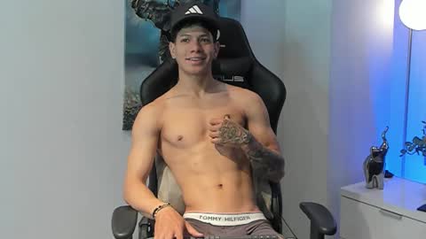 tony_petrov online show from November 25, 1:43 pm